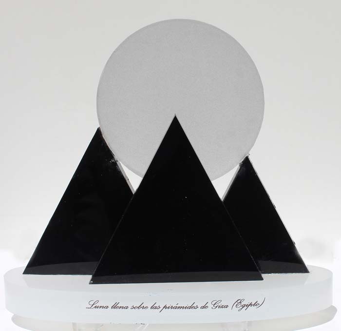 09 Luna llena piramides keops, Kefren y Micerinos- metacrilato 20x7x17cm.