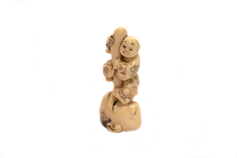 1 Nesuke Oriental agarrado a una nariz  2 x 2 x 5cm