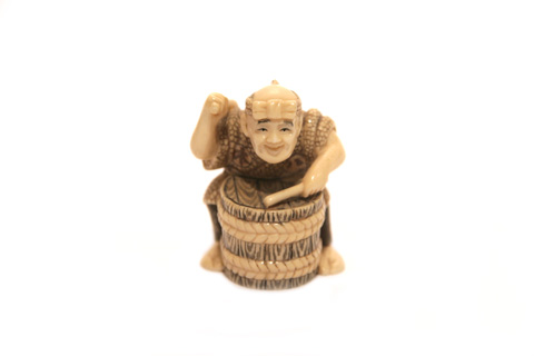11 Nesuke El tamborilero 3 x 3 x 4cm
