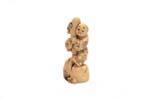 1 Nesuke Oriental agarrado a una nariz  2 x 2 x 5cm